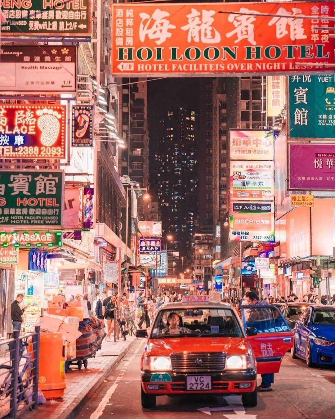 Discover Hong Kongさんのインスタグラム写真 - (Discover Hong KongInstagram)「Loving that vibe in Mong Kok after dark. 入夜後逛旺角，沾沾鬧市的繁華氣氛！ 夜のモンコックは昼間とは違う魅力が！ 📷: @sonhosung_ #DiscoverHongKong #repost」5月30日 19時01分 - discoverhongkong