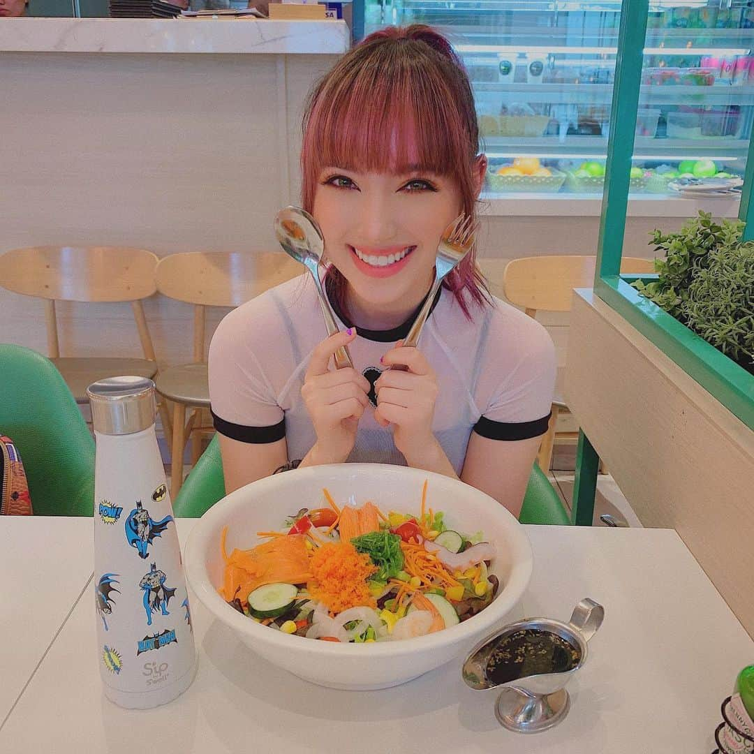 ヤンニーン・ワイゲルさんのインスタグラム写真 - (ヤンニーン・ワイゲルInstagram)「Dinnertime💜🦇 @objects.of.desire.store  #objectsofdesirestore」5月30日 19時01分 - jannineweigel