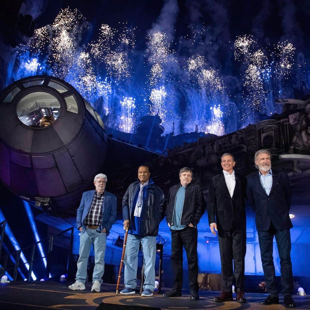 Good Morning Americaさんのインスタグラム写真 - (Good Morning AmericaInstagram)「“@StarWars: #GalaxysEdge is officially open!” Overnight, Disney Chairman & CEO Bob Iger dedicated Disneyland’s largest theme park expansion in its history with some very special friends!  @ginger_zee is LIVE this morning from inside the new land, with the one and only Chewbacca!」5月30日 19時02分 - goodmorningamerica