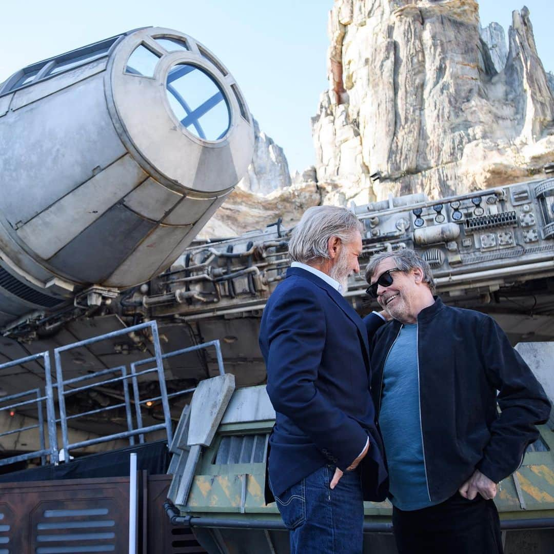 Good Morning Americaさんのインスタグラム写真 - (Good Morning AmericaInstagram)「“@StarWars: #GalaxysEdge is officially open!” Overnight, Disney Chairman & CEO Bob Iger dedicated Disneyland’s largest theme park expansion in its history with some very special friends!  @ginger_zee is LIVE this morning from inside the new land, with the one and only Chewbacca!」5月30日 19時02分 - goodmorningamerica