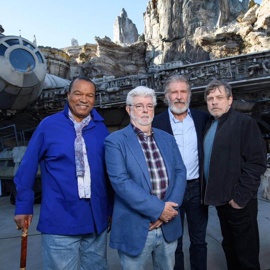 Good Morning Americaさんのインスタグラム写真 - (Good Morning AmericaInstagram)「“@StarWars: #GalaxysEdge is officially open!” Overnight, Disney Chairman & CEO Bob Iger dedicated Disneyland’s largest theme park expansion in its history with some very special friends!  @ginger_zee is LIVE this morning from inside the new land, with the one and only Chewbacca!」5月30日 19時02分 - goodmorningamerica