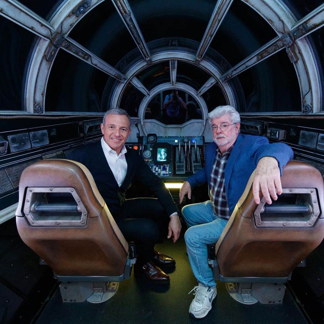 Good Morning Americaさんのインスタグラム写真 - (Good Morning AmericaInstagram)「“@StarWars: #GalaxysEdge is officially open!” Overnight, Disney Chairman & CEO Bob Iger dedicated Disneyland’s largest theme park expansion in its history with some very special friends!  @ginger_zee is LIVE this morning from inside the new land, with the one and only Chewbacca!」5月30日 19時02分 - goodmorningamerica