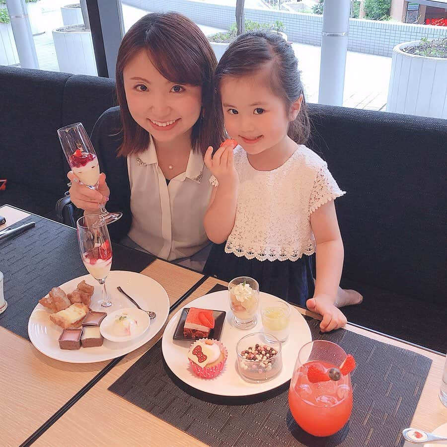 天野ゆうかさんのインスタグラム写真 - (天野ゆうかInstagram)「一緒に行ったのは、 ミカちゃん親子👩‍👧♡ . . . 姫ちゃんも 「キティちゃん可愛いね〜👧🏻🍰！」って喜んでくれてました🎀 #楽しんでくれて何より #美味しいの顔可愛すぎ . . 最後は姫ちゃんがママの携帯で 「ゆうかちゃん撮ってあげる〜👧🏻🤳✨」って器用に撮ってくれたやつ👏 #きれーーに背景と半分 #子ども目線から見た天野 . . . さっそくmellowちゃんのイヤリングつけた🤤♡ . . #ヒルトン大阪 #Hiltonosaka #フォルクキッチン #FolkKitchen #ファッショナブルハローキティ #ハローキティ #hellokitty #ヒルトンスイーツ #ヒルトン  #デザートビュッフェ #ケーキバイキング #Hiltonsweets #cake #sweets」5月30日 19時03分 - yucca_official