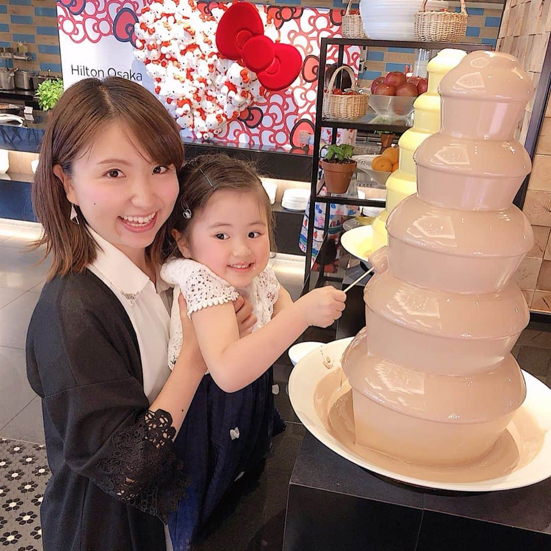 天野ゆうかさんのインスタグラム写真 - (天野ゆうかInstagram)「一緒に行ったのは、 ミカちゃん親子👩‍👧♡ . . . 姫ちゃんも 「キティちゃん可愛いね〜👧🏻🍰！」って喜んでくれてました🎀 #楽しんでくれて何より #美味しいの顔可愛すぎ . . 最後は姫ちゃんがママの携帯で 「ゆうかちゃん撮ってあげる〜👧🏻🤳✨」って器用に撮ってくれたやつ👏 #きれーーに背景と半分 #子ども目線から見た天野 . . . さっそくmellowちゃんのイヤリングつけた🤤♡ . . #ヒルトン大阪 #Hiltonosaka #フォルクキッチン #FolkKitchen #ファッショナブルハローキティ #ハローキティ #hellokitty #ヒルトンスイーツ #ヒルトン  #デザートビュッフェ #ケーキバイキング #Hiltonsweets #cake #sweets」5月30日 19時03分 - yucca_official