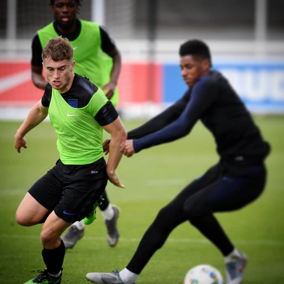 エヴァートンFCさんのインスタグラム写真 - (エヴァートンFCInstagram)「Blue Lions. 🔵🦁 • • • #england #threelions #younglions #pickford #dcl #calvertlewin #kenny #keane #nationsleague #u21euro #football #internationals #everton #efc #coyb #premierleague #epl #pl」5月30日 19時15分 - everton