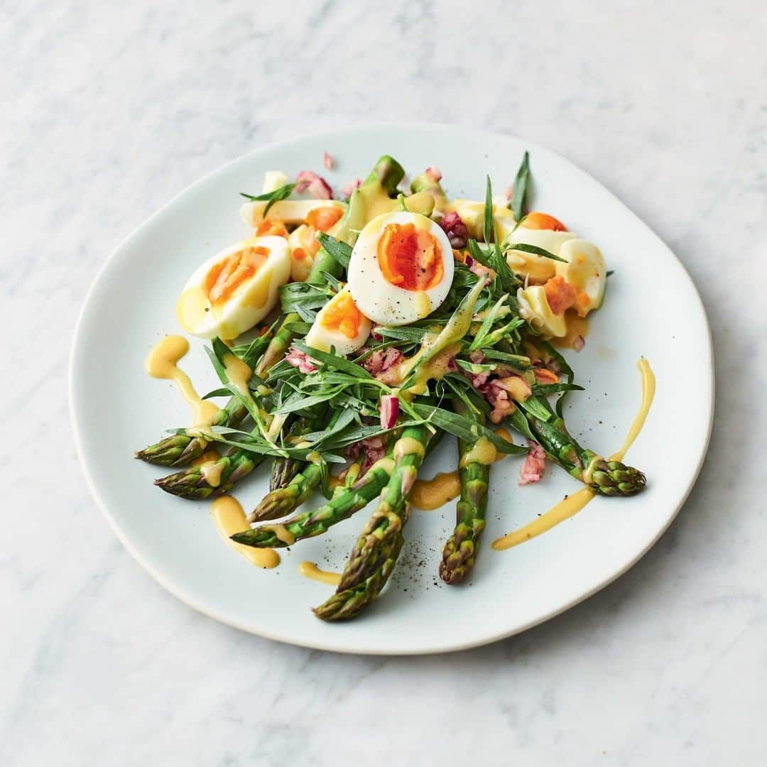 ジェイミー・オリヴァーさんのインスタグラム写真 - (ジェイミー・オリヴァーInstagram)「This asparagus, eggs & French dressing dish is one from Quick And Easy Food. All you need is 5 ingredients and it's ready to eat in just 15 minutes, plus you'll have leftover dressing for another lunch. Over on p164 in the book. #QuickAndEasyFood」5月30日 19時16分 - jamieoliver