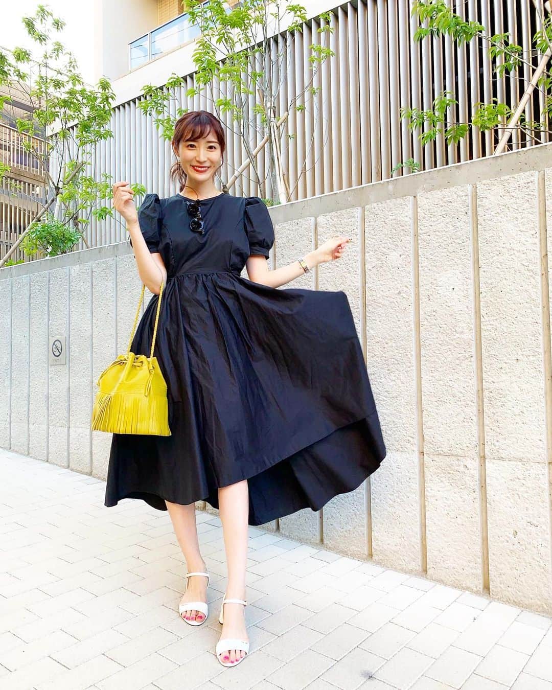 小林真由のインスタグラム：「おもちゃの収納に悩む日々🙇‍♂️🌻﻿ みんなどうしてるんだろう🥺﻿ 全国のお宅を訪問したい..笑﻿ ﻿ パフスリーブが可愛いワンピース👗﻿ 着痩せして見えてお気に入り♡﻿ one-piece: #ysstellashop﻿ bag: #jmdavidson  sandal: #prada﻿ ﻿ #ワンピース #コーデ #ママコーデ #コーディネート #夏服 #プチプラ #ジェイアンドエムデヴィッドソン #プラダ #coordinate #fashion #onepiece」