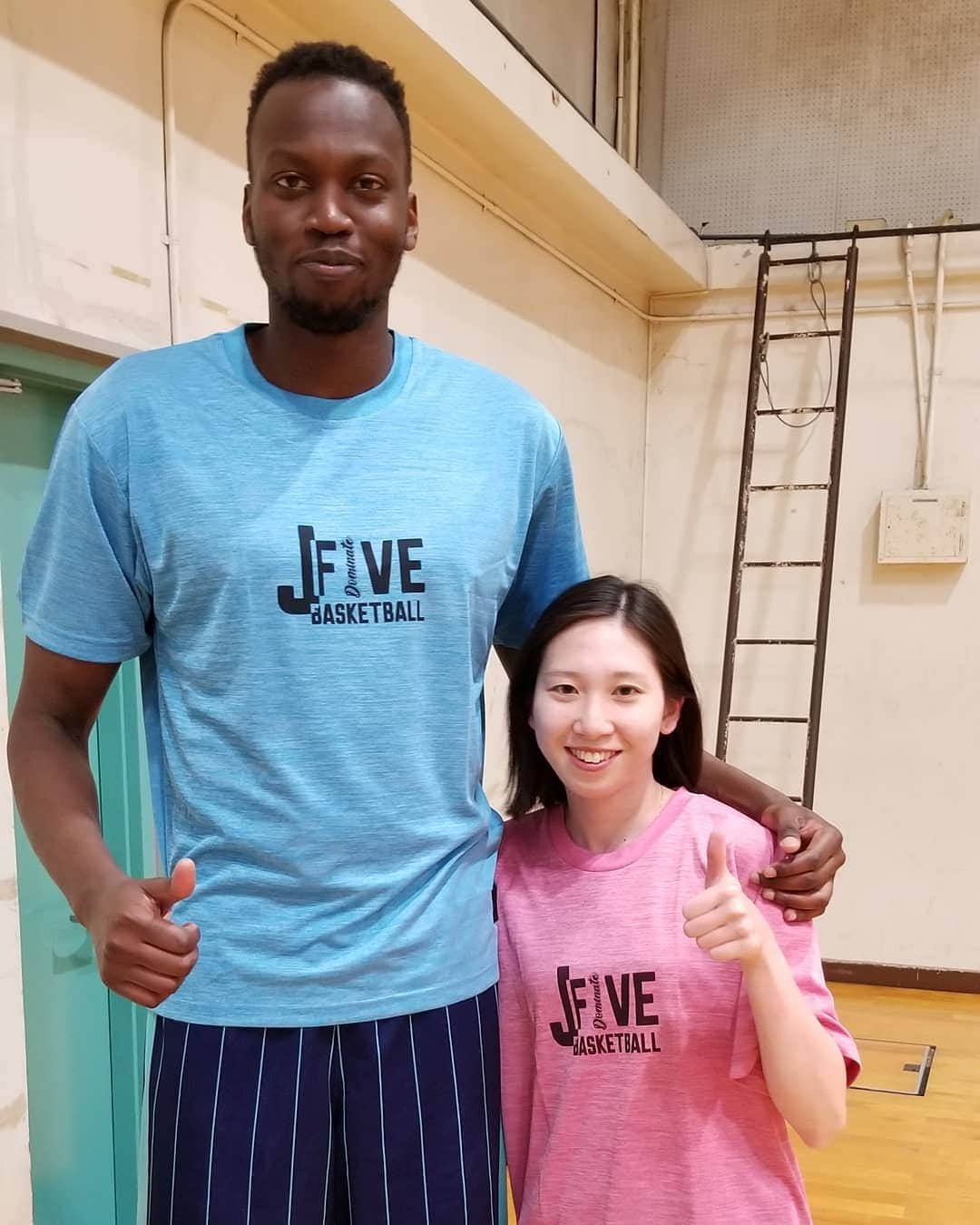 岩佐潤さんのインスタグラム写真 - (岩佐潤Instagram)「J-Five Tシャツ着てパシャリ❤ #jfivechildren #jfivebasketballschool」5月30日 19時10分 - juniwasa