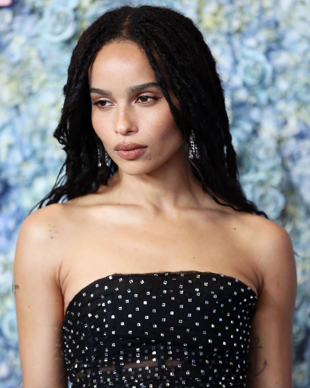 British Vogueさんのインスタグラム写真 - (British VogueInstagram)「#ZoeKravitz chose @YSL for the premiere of #BigLittleLies series two, donning a shimmering minidress from @AnthonyVaccarello's glow-in-the-dark AW19 Saint Laurent collection. Click the link in bio for more on the looks Zoë and her co-star’s chose for the red carpet.」5月30日 19時10分 - britishvogue