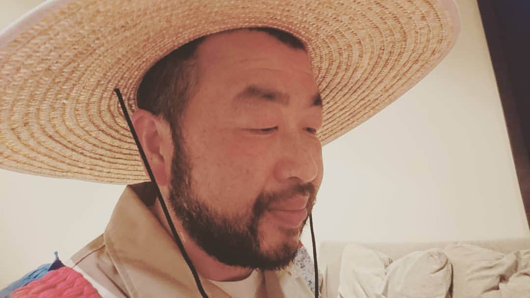 松本康太さんのインスタグラム写真 - (松本康太Instagram)「福岡でお仕事、ホテルの控え室に！変な人が！と思ったら、僕達の一年後輩の「ひのひかり智」くんだった♪20年ぶりに会ったのです！智くんの同期はノンスタイル、キングコング、南海キャンディーズ、ピース、平成ノブシコブシ、なかやまきんに君、などなど凄いメンバー！皆さん～♪福岡よしもとにもとんでもないキャラクターのひのひかり智くんがいますよ＼(^o^)／！ #福岡 #福岡よしもと #ひのひかり智 くん#レギュラー松本 #あるある探検隊」5月30日 19時11分 - aruarutankentai.matsumoto