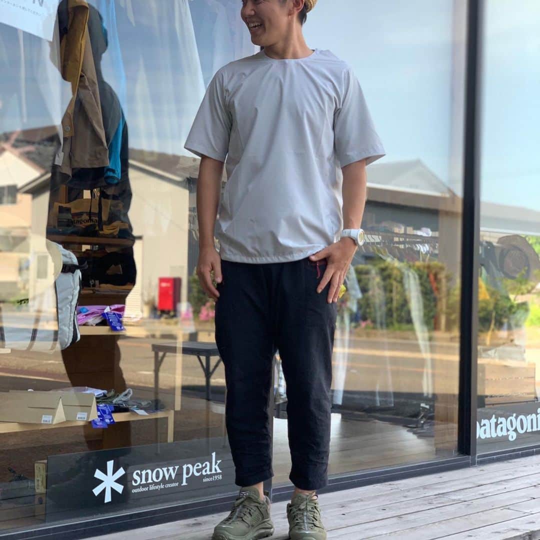 SUNDAY MOUNTAINさんのインスタグラム写真 - (SUNDAY MOUNTAINInstagram)「* 【機能性抜群の半袖ウィンドシェル】 * 今季HOUDINIから登場のウェザーTee。 その名の通り急な天候の移り変わりに羽織る、風と水に強い新たなジャンルのシャツ。 … インサレーションでもお馴染みのC9 Ripstop生地を使用した半袖ウィンドシェル、そのため防風性・撥水性に優れています。 半袖ですが胴体はしっかり防風してくれるので、見た目以上の保温力。 デザイン性にも優れているため、山でも街でも活躍してくれること間違いなしです。 … ■価格 : ¥13,000+tax ■カラー : ヘイズグレー、ストームグリーン、トゥルーブラック * SUNDAY MOUNTAIN ■ 本店 福井県坂井市春江町針原20-1-1 11:00～19:00(水曜定休) TEL 0776-63-6589 ■ BASE CAMP店 福井県坂井市春江町針原21-49-7 K.TENANT-B 11:00～19:00(火,水曜定休) TEL 0776-97-8848 ■オンラインショップ http://campanela.jp/webshop.html * * #sundaymountain #camp #hiking #trekking #サンデーマウンテン #アウトドア #アウトドアショップ #アウトドアファッション #キャンプ #キャンプギア #ハイキング #トレッキング #登山 #山道具 #patagonia #houdini  #weathertee」5月30日 19時24分 - sundaymountain