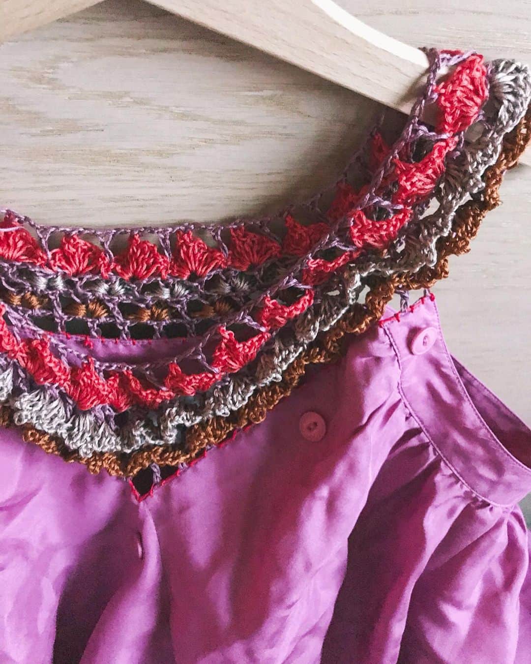 蓮沼千紘さんのインスタグラム写真 - (蓮沼千紘Instagram)「knitted open shoulder blouse. ✔︎100%silk.👍 . 肌心地抜群の軽やかなシルク100%のブラウスを編む事でオープンショルダーデザインに。 露出される肩とたっぷりとした袖のバランスは抜群に可愛いと思います。 "FLY" @endvintage × #aneddy  6/14-20 @iaaam_matsuyama . . . . . #vintage #vintagecloth #knit #aneddyflyendvintage  #fly #aneddy」5月30日 19時33分 - knitchihiro
