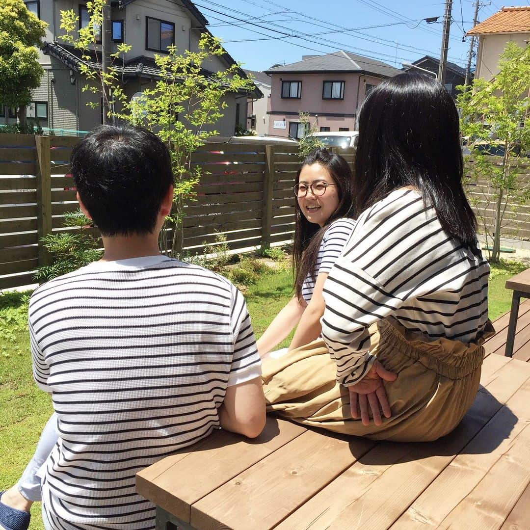 株式会社 新大陸さんのインスタグラム写真 - (株式会社 新大陸Instagram)「. お疲れ様です、新大陸のアキラ（＠浜松本社）です。 . 休憩時間、リフレッシュしにオフィスの庭に出たところ、しましまのスタッフたち（外でミーティング中）に遭遇。 . アキラ「しましまは偶然ですか？」 しましま「はい、意思疎通です！」 . とのこと。 . 今月入社の比連崎氏もさっそくボーダーでリンク。早くもチームワークの良さを発揮しております！ . 細いピッチのボーダーは、新大陸のオフィススタイルに大人気！さわやかなパステルカラーとのコーデが初夏にぴったりですね！ . 明日5/31（金）は社内行事につき終日休業となります。ご迷惑をおかけしますがご理解の程よろしくお願い致します。 .  #新大陸 #shintairiku #SNS #マーケティング #ウェブマーケティング #SNSマーケティング #浜松 #東京 #大阪 #福岡 #ボーダー #しましま #モノトーン #リンクコーデ #オフィスカジュアル #偶然おそろい」5月30日 19時26分 - shintairiku.co.ltd