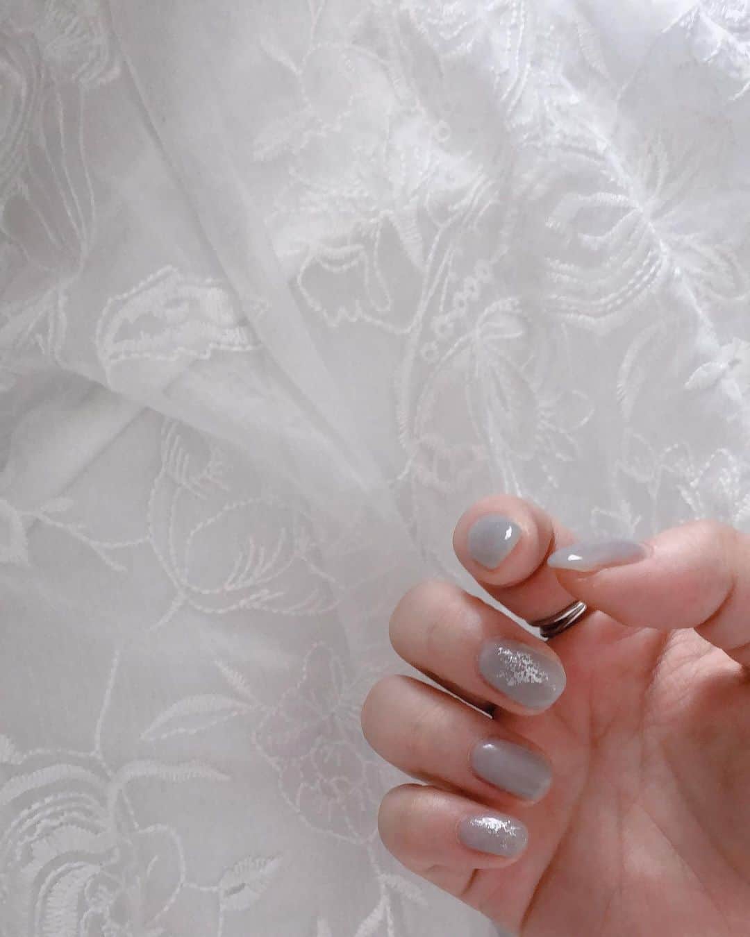 永井理子のインスタグラム：「グレーのようなブルーのような色🌧 ネイルすると気分あがるんだ〜〜 #nail」