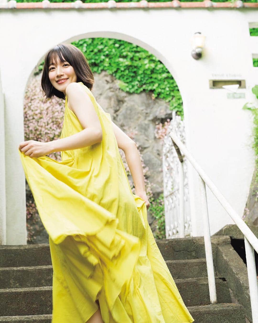 週刊少年マガジンのインスタグラム：「発売中の週刊少年マガジン 26号に #吉岡里帆 さんが登場！ 5月31日公開の映画 #パラレルワールドラブストーリー にてヒロインを務めるなど、第一線を駆ける女優・吉岡里帆さんの「ほっ」とした表情にくぎづけ。  撮影 /  Takeo Dec. スタイリング / ちばひろみ ヘアメイク / paku☆chan デザイン / 坂上和也 (Gbanjo)」