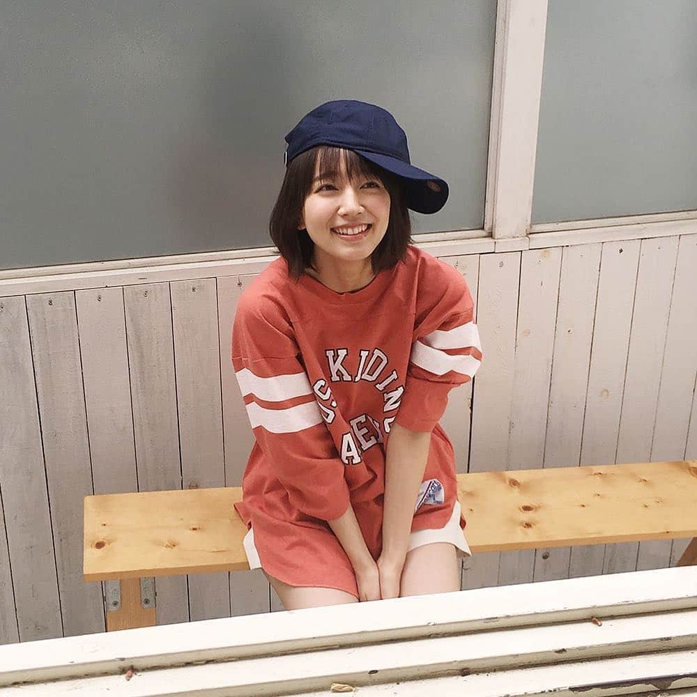週刊少年マガジンのインスタグラム：「#限定 #オフショット  発売中の週刊少年マガジン 26号に #吉岡里帆 さんが登場！ 5月31日公開の映画 #パラレルワールドラブストーリー にてヒロインを務めるなど、第一線を駆ける女優・吉岡里帆さんの「ほっ」とした表情にくぎづけ。  撮影 /  Takeo Dec. スタイリング / ちばひろみ ヘアメイク / paku☆chan デザイン / 坂上和也 (Gbanjo)」