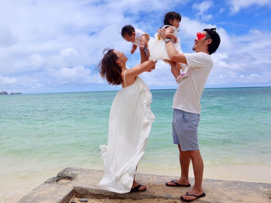 河内麻沙美さんのインスタグラム写真 - (河内麻沙美Instagram)「#familyphoto 📸 . . 毎年ハワイへ行くたびに、家族写真を撮りに行く#ラニカイビーチ ✨ . 家族写真撮り始めてからもう4回目☺️‼️ ブログに全部並べてみたから、覗いてみてね😍🙏 . #beach#family#lanikai#hawaii#ラニカイ#ビーチフォト#家族写真#リンクコーデ#水着#ファミリーフォト#ハワイ#子連れハワイ#親子リンクコーデ」5月30日 19時40分 - masamikouchi