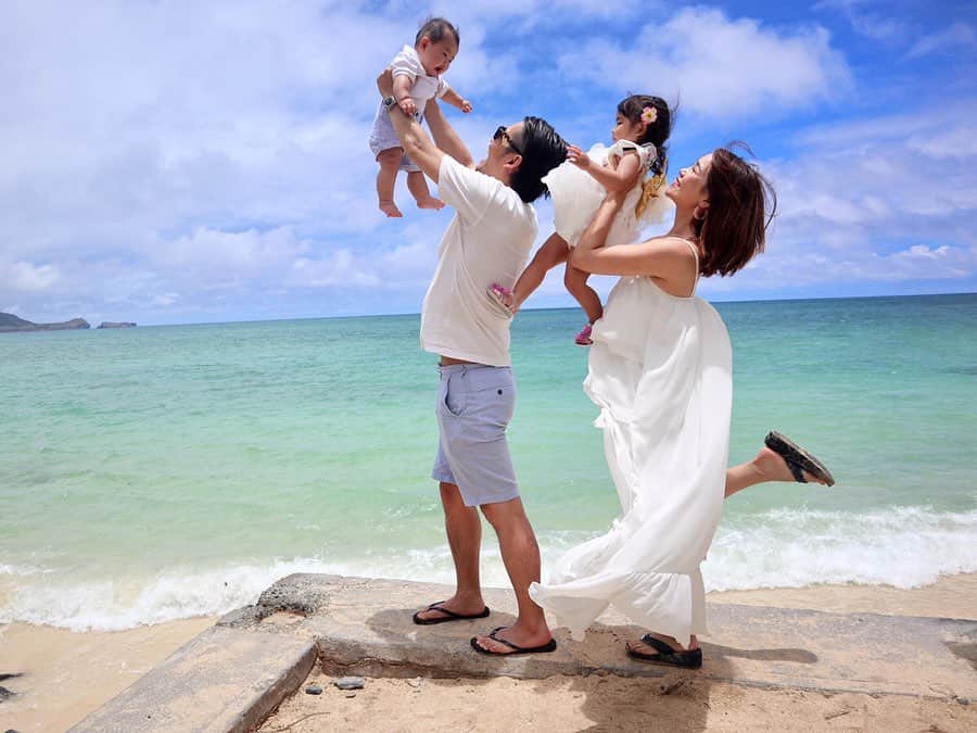 河内麻沙美さんのインスタグラム写真 - (河内麻沙美Instagram)「#familyphoto 📸 . . 毎年ハワイへ行くたびに、家族写真を撮りに行く#ラニカイビーチ ✨ . 家族写真撮り始めてからもう4回目☺️‼️ ブログに全部並べてみたから、覗いてみてね😍🙏 . #beach#family#lanikai#hawaii#ラニカイ#ビーチフォト#家族写真#リンクコーデ#水着#ファミリーフォト#ハワイ#子連れハワイ#親子リンクコーデ」5月30日 19時40分 - masamikouchi