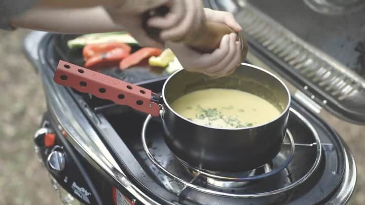 Coleman Japanのインスタグラム：「🎥 Coleman Camp Gear Vol.4🏕 本格的なアメリカンBBQを楽しむガスバーベキューグリル「ロードトリップグリル LXE-JⅡ」をご紹介。鉄板焼きからピザやシチューまで多彩なレシピを楽しめる😋 ・ ・ ・ #灯そうColeman #灯そうコールマン #灯そう #Coleman #コールマン #Camp #キャンプ #Outdoor #アウトドア #BBQ #バーベキュー #バーベキューグリル」