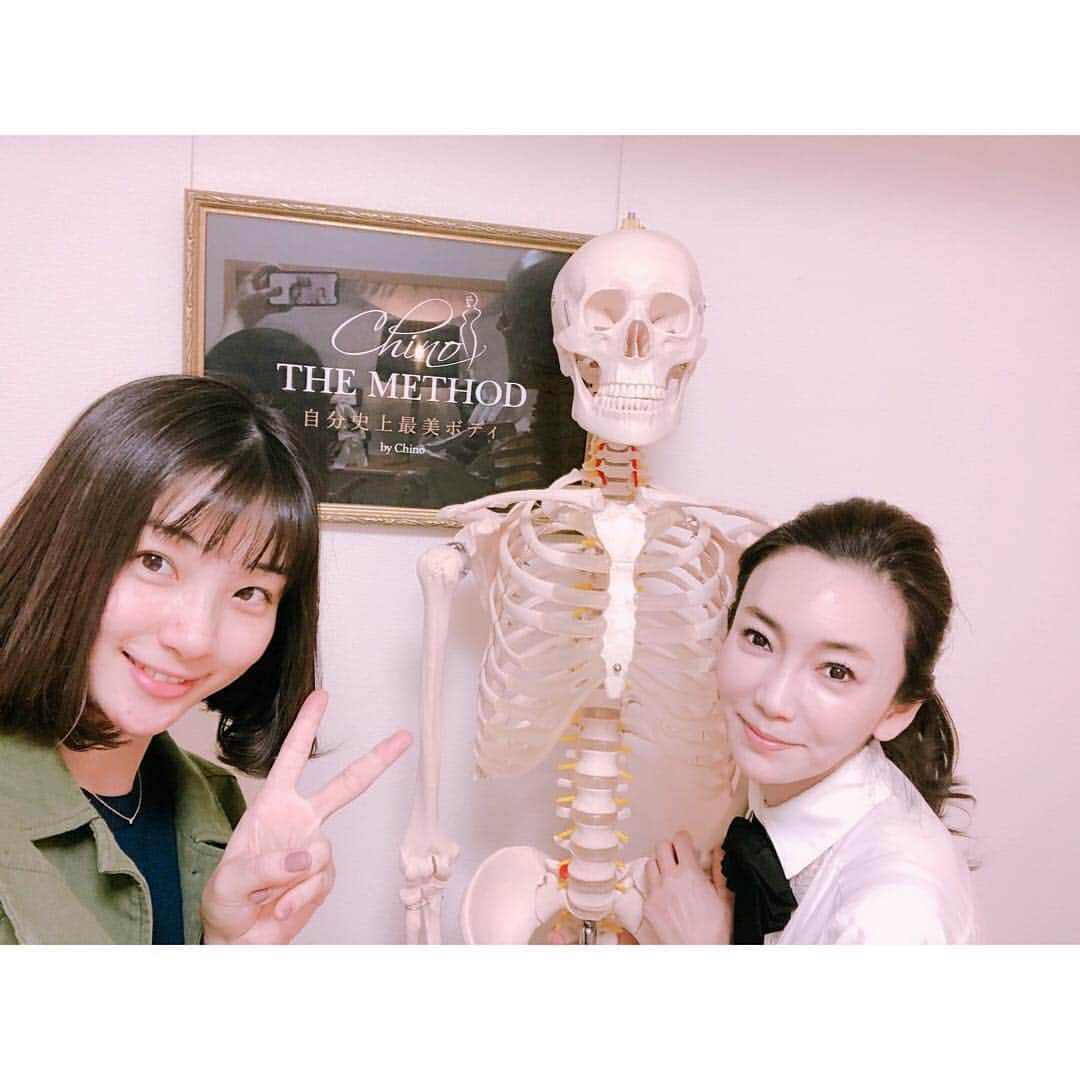 足立梨花さんのインスタグラム写真 - (足立梨花Instagram)「1ヶ月ぐらいサボってたChino先生とこに行ってきました🙋‍♀️ 私の顎がえぐれてるのは気にしないで笑 B612のイタズラ笑 .  #Chino #Chino先生 #からだのゆがみ #骨を元の位置に戻す #美骨師 #美骨師chino #Chino先生最強 #アゴ気になるー #www #これしか写真撮ってない #角度のせいで #加工されすぎ問題 #やっぱ普通に撮るのが一番」5月30日 19時45分 - adacchee