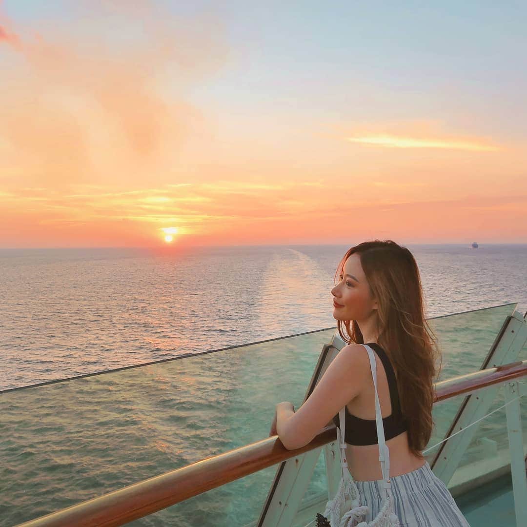 エリッサ・ヤマダのインスタグラム：「"When the sun rises in the west and sets in the east. When the seas go dry and mountains blow in the wind like leaves." 🌅 . 📷: @wisnutejakusuma #royalcarribean #voyageroftheseas」