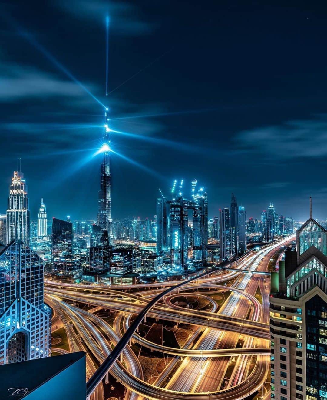 ドバイのインスタグラム：「Burj Khalifa, Downtown. The Center of Now 📷:@tgfromdubai」