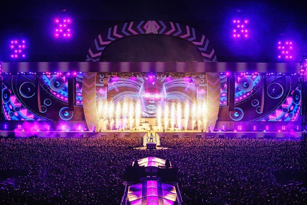 Armin Van Buurenさんのインスタグラム写真 - (Armin Van BuurenInstagram)「Amazing first night at the Kuip stadium in Rotterdam, guest at the @borsato concerts. Tonight round 2!」5月30日 19時55分 - arminvanbuuren