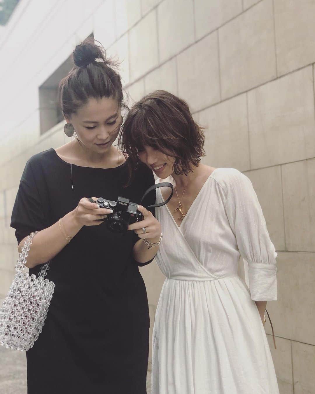 JUNNAのインスタグラム：「昨日の3人のインスタライブ楽しかったな。 @edamame.38 に撮ってもらった @sonekana とのいつもの風景。  お洋服は2人とも @etretokyo 私のカメラは LEICA D-LUX 📸です JUNNA  #156cm EDA  #168cm KANAKO  #170cm ・ ・ ・ #オープンバックリボンコットンドレス  #junna👠 #etretokyo #2019etreSS #junna #タカシマヤ #セリーヌ #ロエベ #エルメス」