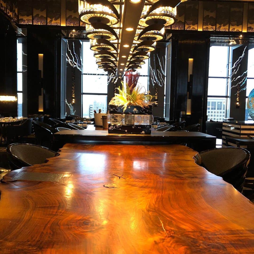 Table 9 TOKYO さんのインスタグラム写真 - (Table 9 TOKYO Instagram)「一枚板を使用した贅沢なテーブルでのお食事はいかがですか？🍽﻿ ﻿ 細部にまでこだわったインテリアデザインの中で、自分のお気に入りの場所を探してくださいね✨﻿ ﻿ @table9tokyo﻿ —————————————————-﻿ #tokyo#japan#品川プリンスホテル#接待#グルメ#品川#shinagawa#品川グルメ#ホテル#food#life#旅行#travel#ウェディング#食事会#顔合せ#バー#bar#結婚式らしくない結婚式#木#インテリア」5月30日 19時57分 - table9tokyo