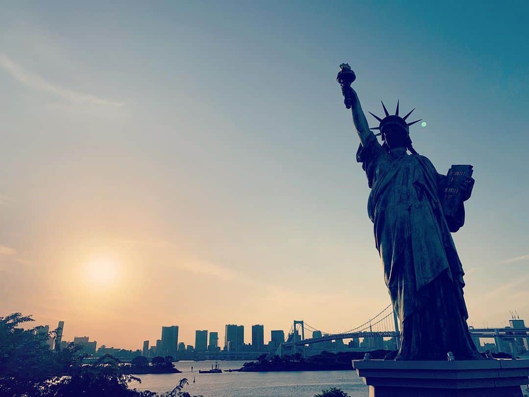 一三さんのインスタグラム写真 - (一三Instagram)「夕焼けとレインボーブリッジと自由の女神像。  #夕焼け #sunset #レインボーブリッジ #自由の女神 #湾岸 #bayside」5月30日 19時57分 - ichizou.co.jp