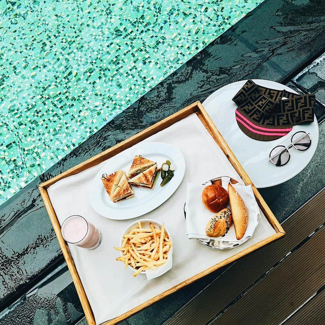 クリスティン・ウェイのインスタグラム：「Feeling sunshine #summer #sunshine #pool #swimmingpool #fendi #afternoontea」