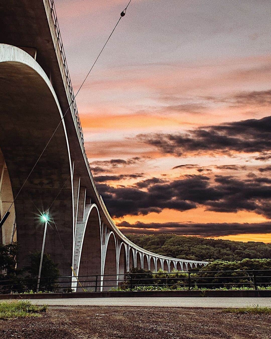 ?長野県 観光 公式インスタグラム さんのインスタグラム写真 - (?長野県 観光 公式インスタグラム Instagram)「//﻿ Photo by @shin_s.k﻿ ﻿ Ueda Roman Bridge﻿ (Ueda City)﻿ ﻿ The Ueda Roman Bridge is named for its resemblence to an ancient Roman aqueduct.﻿ ﻿ Under the bridge, some say you can hear the sound of running water, as if sounds of the past have leaked into the present.﻿ ﻿ ============﻿ ﻿ 古代ローマの橋﻿ 「上田ローマン橋」﻿ ＠上田市﻿ ﻿ 古代ローマの水道橋を連想させる形から﻿ 名付けられたという「上田ローマン橋」🍃﻿ ﻿ 橋の下には不思議な水の音が聞こえる﻿ ミステリースポットがあるのだとか✨﻿ ﻿ 古代から未来へとつながるせせらぎの音﻿ あなたにも聞こえるかもしれませんよ🎵﻿ ﻿ ＿＿＿＿＿＿＿＿＿ ﻿ ﻿ 🎵インスタアワード作品募集中🎵﻿ 応募期間4/25～6/16﻿ 詳しくはプロフィールのリンクからご覧ください﻿ ﻿ @nagano_japan をフォローして﻿ 応募期間(4/25～6/16)内に ﻿ 長野県内で撮った写真には﻿ #長野のいいところ﻿ 花フェスタ会場で撮った写真には﻿ #信州花フェスタ2019﻿ を付けて投稿するだけ✨﻿ ﻿ ＿＿＿＿＿＿＿＿＿ ﻿ ﻿ Location / Ueda City, Nagano, Japan ﻿ ﻿ #長野のいいところ #上田ローマン橋 #上田市﻿」5月30日 19時58分 - nagano_japan