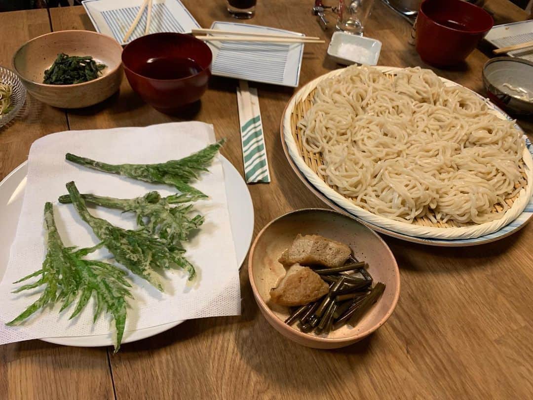 中村優さんのインスタグラム写真 - (中村優Instagram)「昨日は友人宅で山菜ぱ〜てぃ〜🌿🌿🌿 天ぷらもプロ級👏でほんとうに美味しかった。作った本人は「おばあちゃんみたいな料理だけど…」と控えめに言っていたけど、それだよ、みなはそれを求めているのだよ👵❤️」5月30日 20時08分 - nkmr_yu