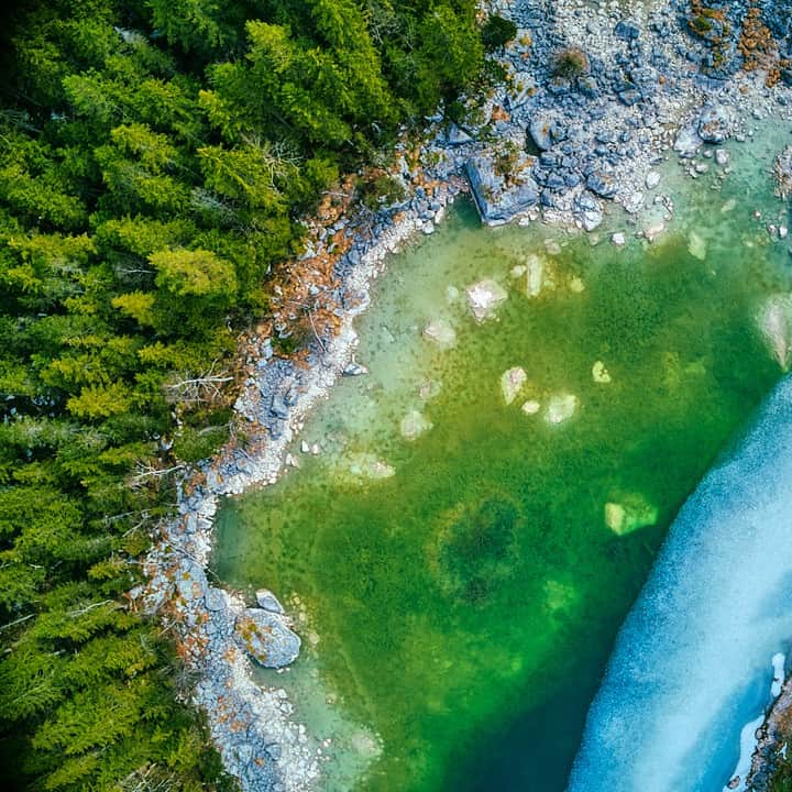 ルフトハンザさんのインスタグラム写真 - (ルフトハンザInstagram)「Deep green trees and rugged stones surround the icy-green lake in the middle of the Alps. #FindYourAdventure #Lufthansa #FlyToMunich」5月30日 20時01分 - lufthansa