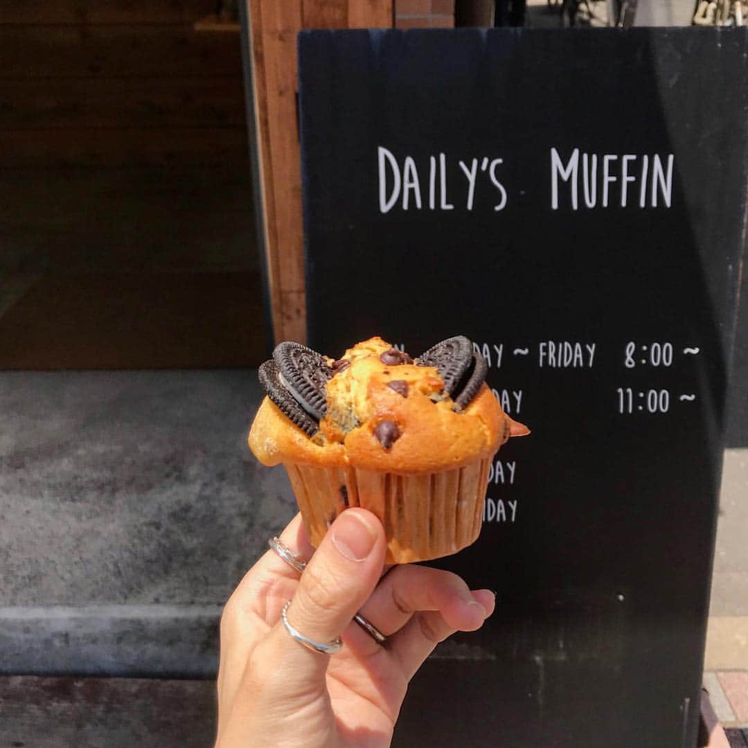 長谷川あやさんのインスタグラム写真 - (長谷川あやInstagram)「☕️☕️☕️ #dailysmuffin #dailysmuffintokyo #tsukishima #cafe #muffin #sweets #赤ちゃんのいる生活 #新生児 #0ヶ月 #あや飯 ・ ・ ・ 大好きなお店〜✨ でも月島店は初めてで お店も店員さんも とってもいい雰囲気だった💛 （詳しくはまたのちほど👆） ・ 今日は母がきてくれたので おちびをすこしだけお任せして お仕事終わりに少しだけ のんびりできました😋✌️💓 ・ 寝不足が顔面に現れすぎてたのか 数億年ぶりのお昼寝まで させてもらっちゃったー😂‼️感謝😂‼️ ・ お土産にマフィン✨ 喜んでくれてよかったな👏(´∀｀)」5月30日 20時07分 - ayasuke_0516