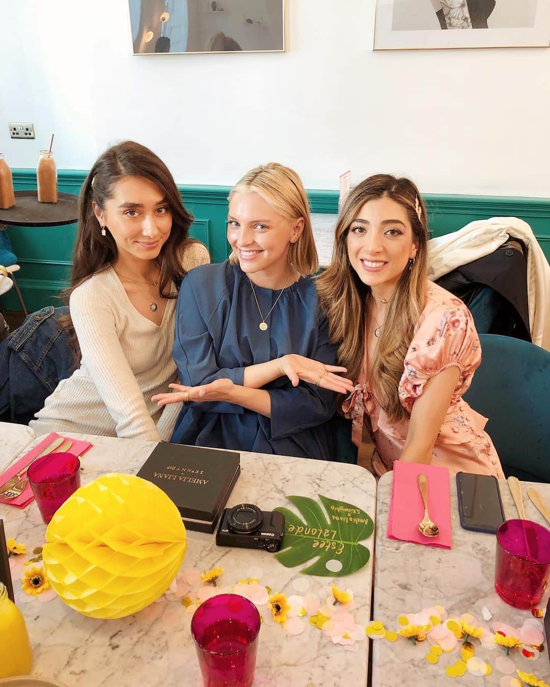Estée Lalondeのインスタグラム：「😍 My two ultimates 😍 @klaudiacloud @amelialiana - Congrats to Amelia on her launch today! #amelialianaXskinnydip 🌻」