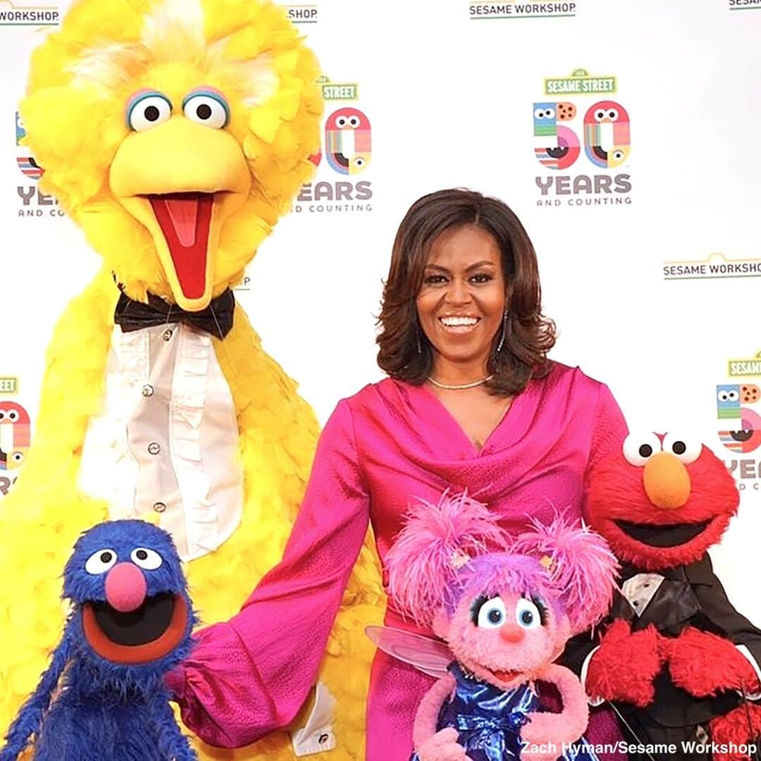 ABC Newsさんのインスタグラム写真 - (ABC NewsInstagram)「Former first lady Michelle Obama celebrated the magic of "Sesame Street" with a sweet memory of her daughters' first visit to the long-running children's show. #michelleobama #sesamestreet」5月31日 1時39分 - abcnews