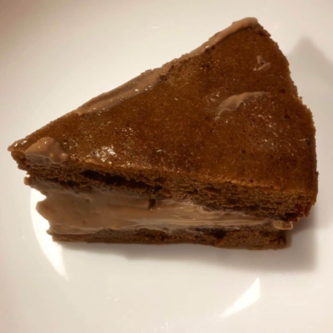 土井千春さんのインスタグラム写真 - (土井千春Instagram)「ダイエットケーキ🍰 砂糖、小麦粉、チョコ不使用で作ったケーキ💗  ダイエットチームでもよくおススメしてる絹豆腐とココアとMCTオイルをミキサーにかけるチョコ風味クリームを使ってます😇  記事はオカラパウダーと無調整豆乳を主に使用してますので完全なるヘルシーケーキ💗  ホントに簡単で美味しかったー！ いくら食べても罪悪感0！！ そして久しぶりにミートローフ作ったらやはり美味しかった😇オーブン料理好き💗 和洋ミックスなメニューだけど😅笑  #豆腐クリーム#オカラケーキ#チョコ風味ケーキ#ダイエットケーキ#ミートローフ#夜ご飯#罪悪感0#産後ダイエット#産後3ヶ月#アラフォーダイエット」5月30日 20時17分 - chiharudoi