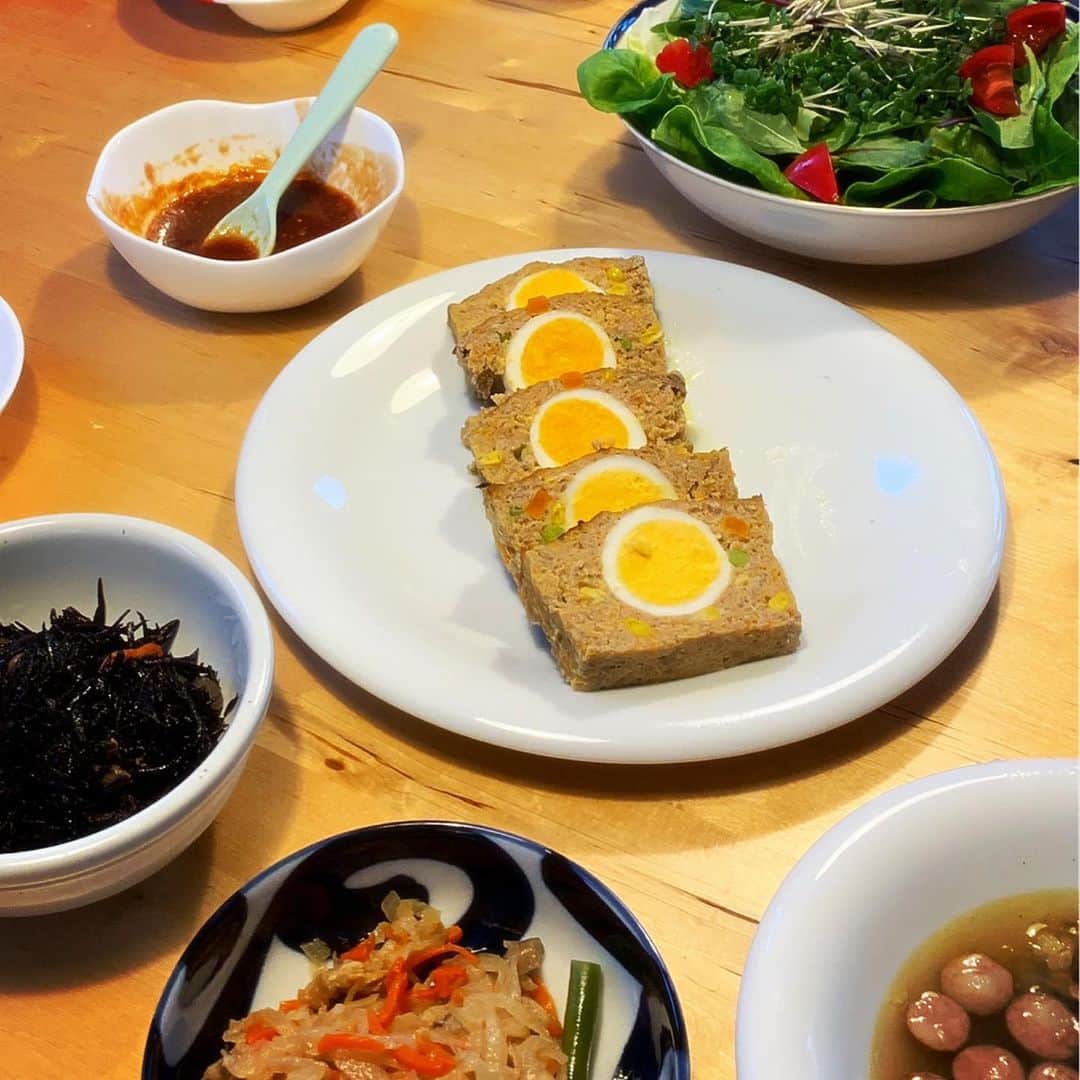 土井千春さんのインスタグラム写真 - (土井千春Instagram)「ダイエットケーキ🍰 砂糖、小麦粉、チョコ不使用で作ったケーキ💗  ダイエットチームでもよくおススメしてる絹豆腐とココアとMCTオイルをミキサーにかけるチョコ風味クリームを使ってます😇  記事はオカラパウダーと無調整豆乳を主に使用してますので完全なるヘルシーケーキ💗  ホントに簡単で美味しかったー！ いくら食べても罪悪感0！！ そして久しぶりにミートローフ作ったらやはり美味しかった😇オーブン料理好き💗 和洋ミックスなメニューだけど😅笑  #豆腐クリーム#オカラケーキ#チョコ風味ケーキ#ダイエットケーキ#ミートローフ#夜ご飯#罪悪感0#産後ダイエット#産後3ヶ月#アラフォーダイエット」5月30日 20時17分 - chiharudoi