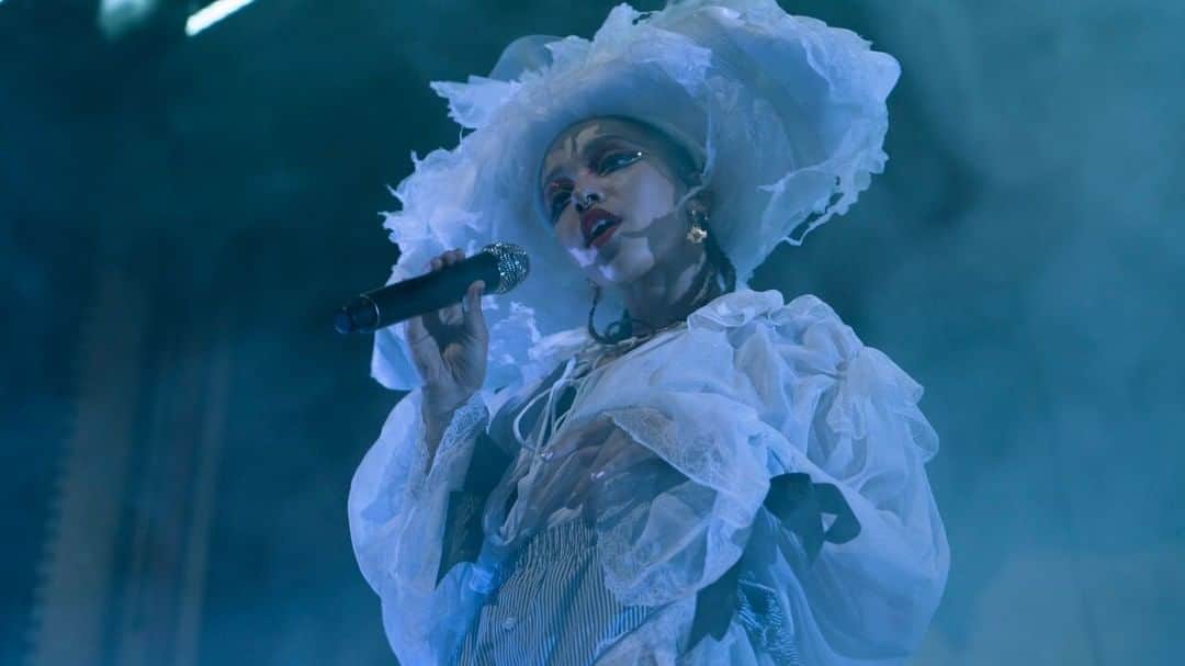 Dazed Magazineさんのインスタグラム写真 - (Dazed MagazineInstagram)「More magic from @fkatwigs’ return to London the other night ✨⠀ ⠀ Tap the link in bio to read our review, on the site now 📲⠀ ⠀ 📷 @mahaneela.jpg」5月30日 20時10分 - dazed
