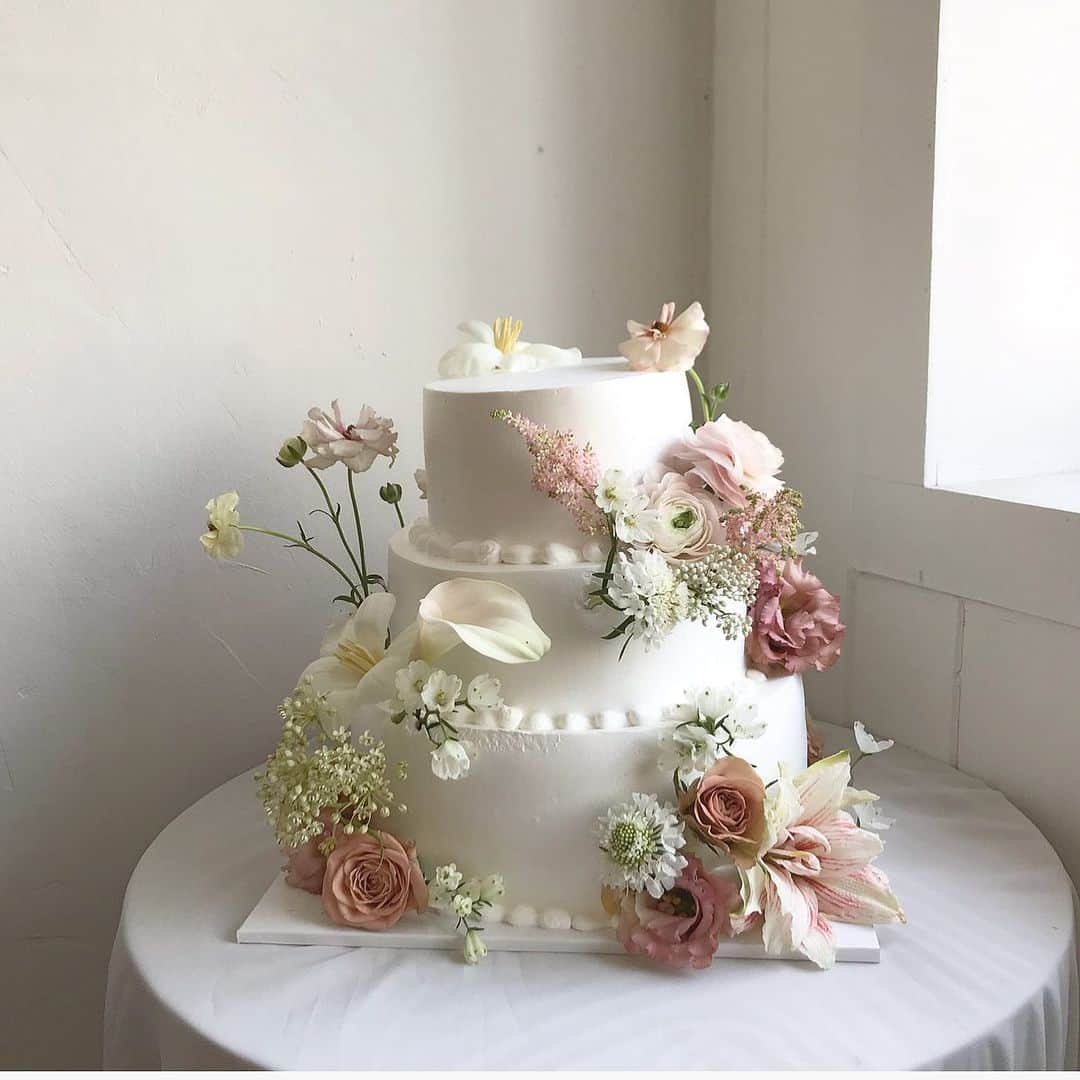 플로리스트 이주연 florist Lee Ju Yeonさんのインスタグラム写真 - (플로리스트 이주연 florist Lee Ju YeonInstagram)「. . #플라워케익 #flowercake . 사랑스런그녀처럼 소녀시대 윤아씨에게로 ~ 💕 . #수업문의 #주문예약 #lesson #Order  Katalk ID vaness52 클래스상시모집 당일꽃주문가능 WeChat ID vaness_flower E-mail vanessflower@naver.com . 강남구 역삼동608-16 📞02-545-6813 . #vanessflower #florist #flowershop #handtied #flowerlesson #花束 #花束包装 #바네스플라워 #플라워카페 #플로리스트 #꽃다발 #부케 #플로리스트학원 #역삼동꽃집 #역삼역꽃집 #언주역꽃집 #꽃꽂이수업 #플라워레슨 #꽃다발포장법 #꽃수업 #꽃주문 #하우스웨딩 #대관」5月30日 20時12分 - vanessflower