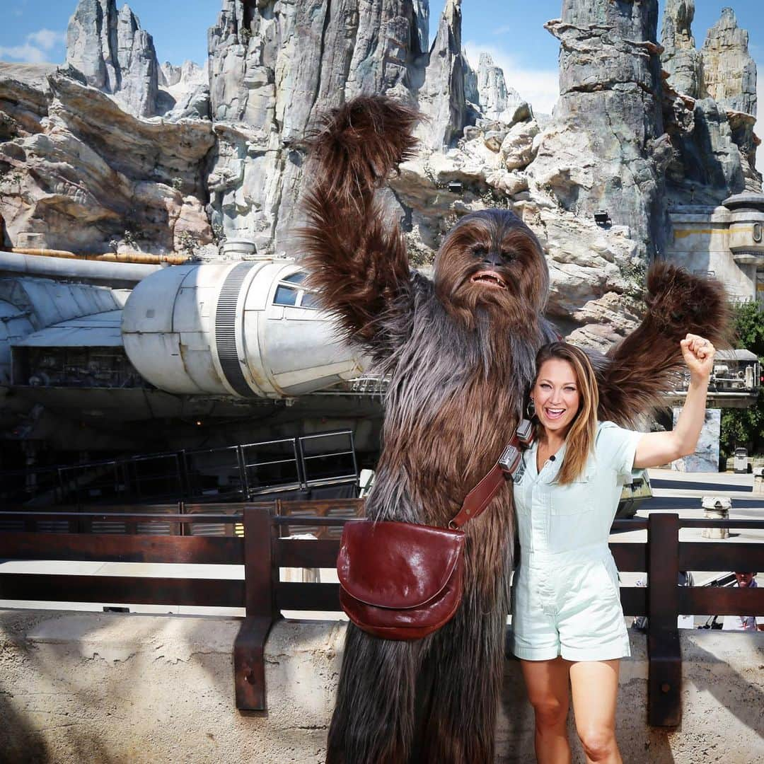 Good Morning Americaさんのインスタグラム写真 - (Good Morning AmericaInstagram)「AHEAD ON GMA! @ginger_zee gets the tour of a lifetime from Chewbacca at the all-new @StarWars: #GalaxysEdge! We’re live from inside the new Land this morning @disneyland! LINK IN BIO FOR MORE!」5月30日 20時15分 - goodmorningamerica