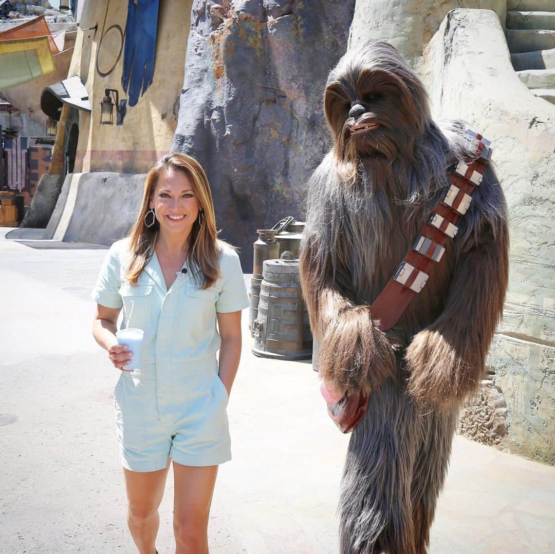Good Morning Americaさんのインスタグラム写真 - (Good Morning AmericaInstagram)「AHEAD ON GMA! @ginger_zee gets the tour of a lifetime from Chewbacca at the all-new @StarWars: #GalaxysEdge! We’re live from inside the new Land this morning @disneyland! LINK IN BIO FOR MORE!」5月30日 20時15分 - goodmorningamerica