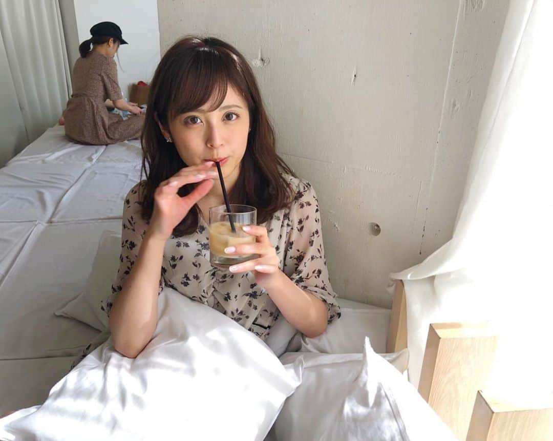 久慈暁子さんのインスタグラム写真 - (久慈暁子Instagram)「* お家にいるみたいに ごろごろできるカフェ☕️ まっしろな空間で のんびりしました🤤 * #カフェ」5月30日 20時15分 - kuji_akiko