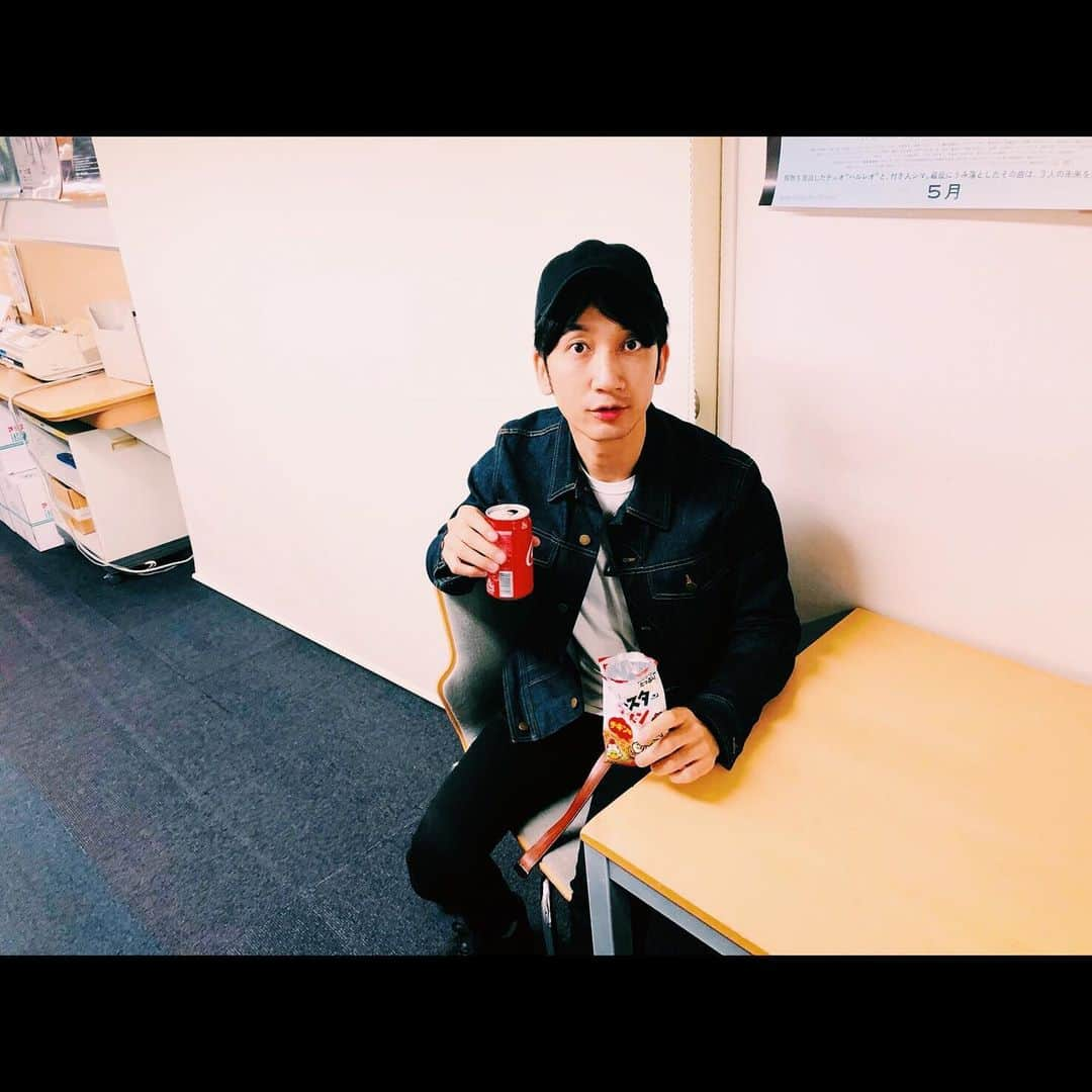 桜井雅斗さんのインスタグラム写真 - (桜井雅斗Instagram)「エルネムの放送前には、どうしても炭酸ジュースとお菓子が食べたくなるんです🤤  深夜だから太るのがすごい怖いけど、放送が終わったらもう朝6時だし…いいかな…という😂 . . 今日もこの後深夜4時から6時まで生放送です、FM802、エルネム、是非お聞きください🔥 木曜日はカバーソングのコーナーと、誕生日お祝いコーナーもあります！ 誕生日だよーって方、メッセージやツイート、お待ちしてます✉️ . . #吉本新喜劇 #よしもと新喜劇 #新喜劇 #FM802 #cocacola #ベビースターラーメン」5月30日 20時15分 - mst44