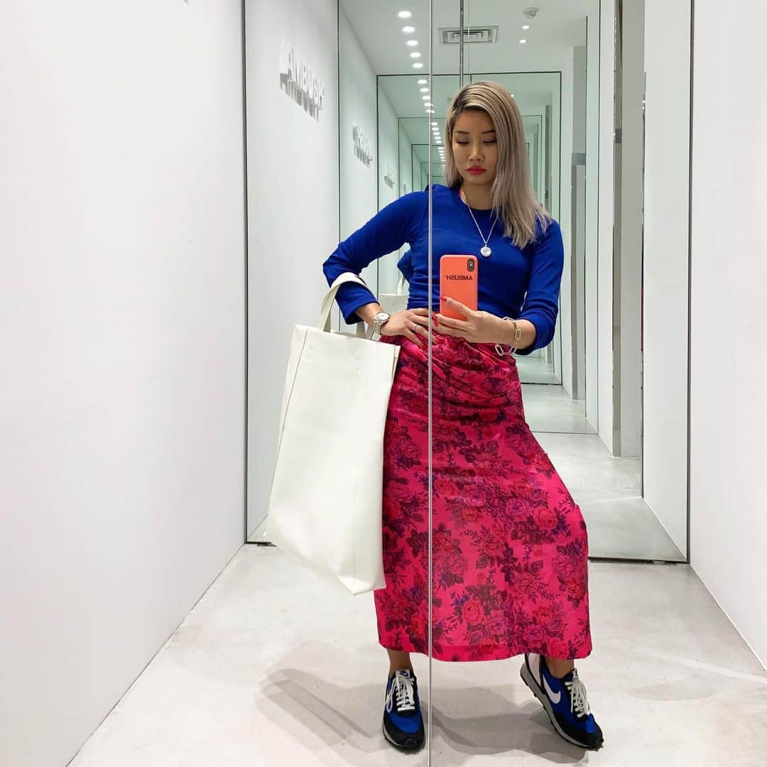 YOONさんのインスタグラム写真 - (YOONInstagram)「A little square vintage blue Comme top💙 vintage pink Comme dress paired with Fenty Poutsicle lip💖 and a streak of yellow finesse💛 . #cdg #AMBUSH #undercover #fentyfamily」5月30日 20時25分 - yoon_ambush