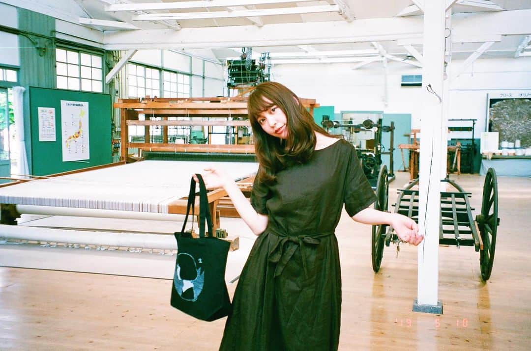 木村ミサのインスタグラム：「photoby マネージャー﻿ ﻿ ﻿ ﻿ このワンピースかわいいし﻿ トートバッグは桐生のグッズ！﻿ かわいすぎるよな〜ほしい〜﻿ ﻿ 機織りはリズム感必須でした﻿ タノシカッタ﻿ ﻿ one piece ﻿  @belluria ﻿ ﻿ ﻿ ﻿ ﻿ ＿＿＿＿＿＿＿＿＿＿＿＿＿＿＿＿＿＿＿＿﻿﻿ ﻿﻿﻿ #gunma #japan #gumma #kiryu  #trip #travel #女子旅 #群馬 #群馬県 #群馬観光 #群馬旅行 #旅 #motto_mag #桐生 #桐生市 #みどり市 #カフェ #ootd #outfit #織物 #code #coordinate #コーデ #カメラ #yaeca #yaecawrite #フィルムカメラ ﻿﻿」