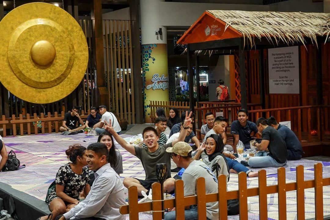 リー・シェンロンさんのインスタグラム写真 - (リー・シェンロンInstagram)「The Geylang Serai Ramadan Bazaar is a highlight of the local festival calendar. Like many Singaporeans, I made my way there last week to see what’s new this year and to enjoy the Raya atmosphere. It was a Tuesday night, but still packed with people gathered for good food and company. See if you can spot yourself or friends in my photos!  This year's bazaar is the first to be fully coordinated by @wgeylangserai. More stalls were set aside to sell traditional goods, and all food stalls (both traditional and “hipster”) served halal food.  The bazaar runs till June 5, so if you haven’t gone down to take a look, you should! – LHL (Photos by me)  #FacesofSG  #jalanjalan #Ramadan」5月30日 20時18分 - leehsienloong