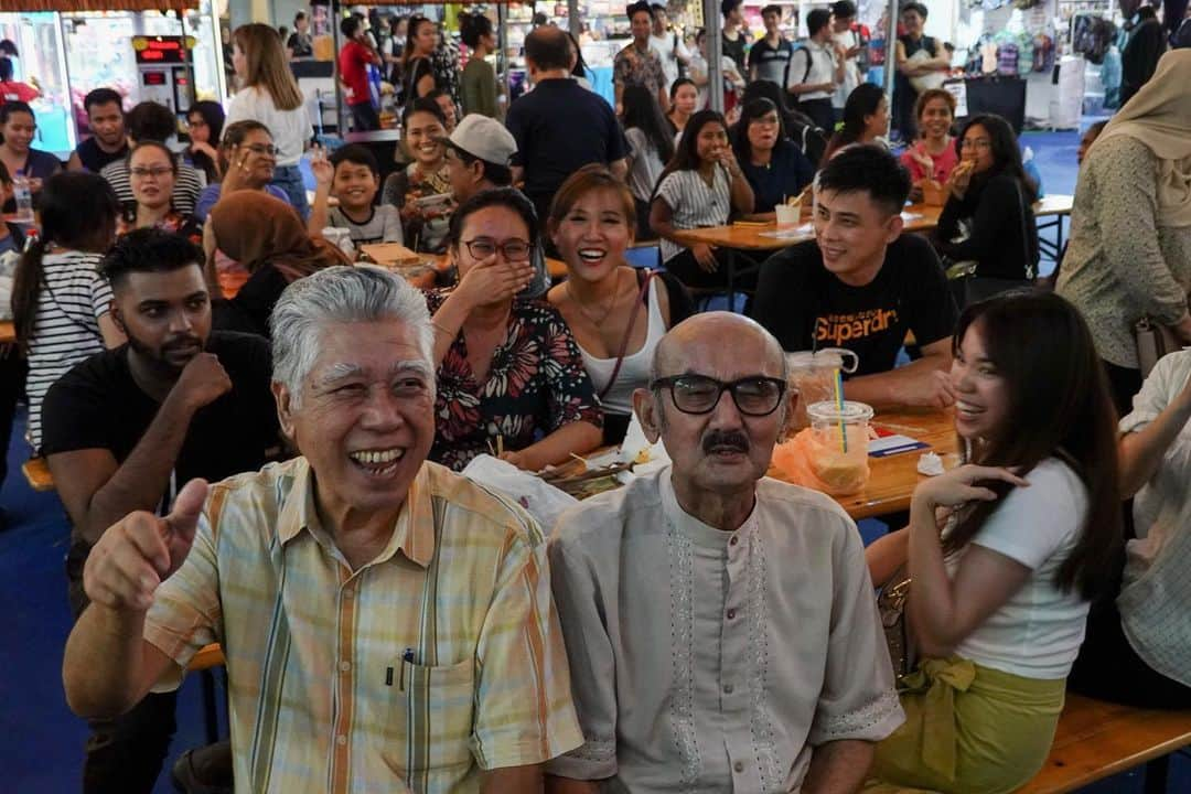 リー・シェンロンさんのインスタグラム写真 - (リー・シェンロンInstagram)「The Geylang Serai Ramadan Bazaar is a highlight of the local festival calendar. Like many Singaporeans, I made my way there last week to see what’s new this year and to enjoy the Raya atmosphere. It was a Tuesday night, but still packed with people gathered for good food and company. See if you can spot yourself or friends in my photos!  This year's bazaar is the first to be fully coordinated by @wgeylangserai. More stalls were set aside to sell traditional goods, and all food stalls (both traditional and “hipster”) served halal food.  The bazaar runs till June 5, so if you haven’t gone down to take a look, you should! – LHL (Photos by me)  #FacesofSG  #jalanjalan #Ramadan」5月30日 20時18分 - leehsienloong