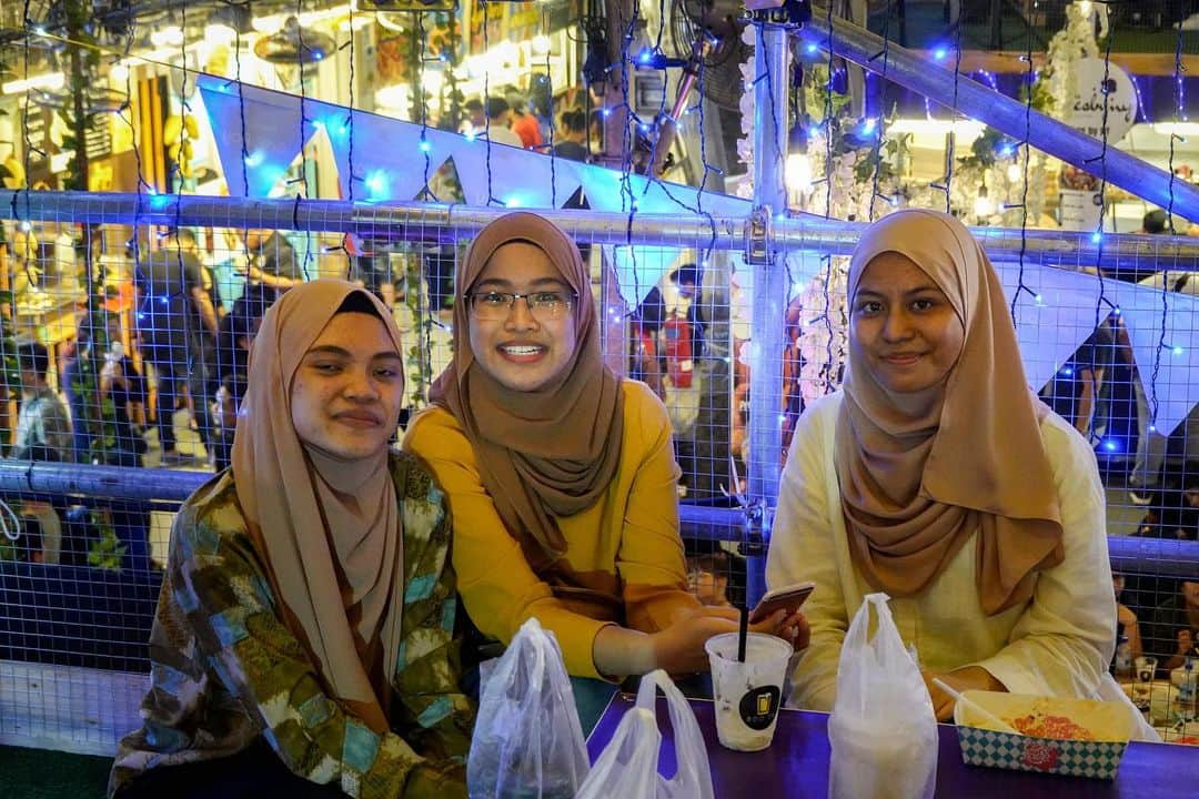 リー・シェンロンさんのインスタグラム写真 - (リー・シェンロンInstagram)「The Geylang Serai Ramadan Bazaar is a highlight of the local festival calendar. Like many Singaporeans, I made my way there last week to see what’s new this year and to enjoy the Raya atmosphere. It was a Tuesday night, but still packed with people gathered for good food and company. See if you can spot yourself or friends in my photos!  This year's bazaar is the first to be fully coordinated by @wgeylangserai. More stalls were set aside to sell traditional goods, and all food stalls (both traditional and “hipster”) served halal food.  The bazaar runs till June 5, so if you haven’t gone down to take a look, you should! – LHL (Photos by me)  #FacesofSG  #jalanjalan #Ramadan」5月30日 20時18分 - leehsienloong